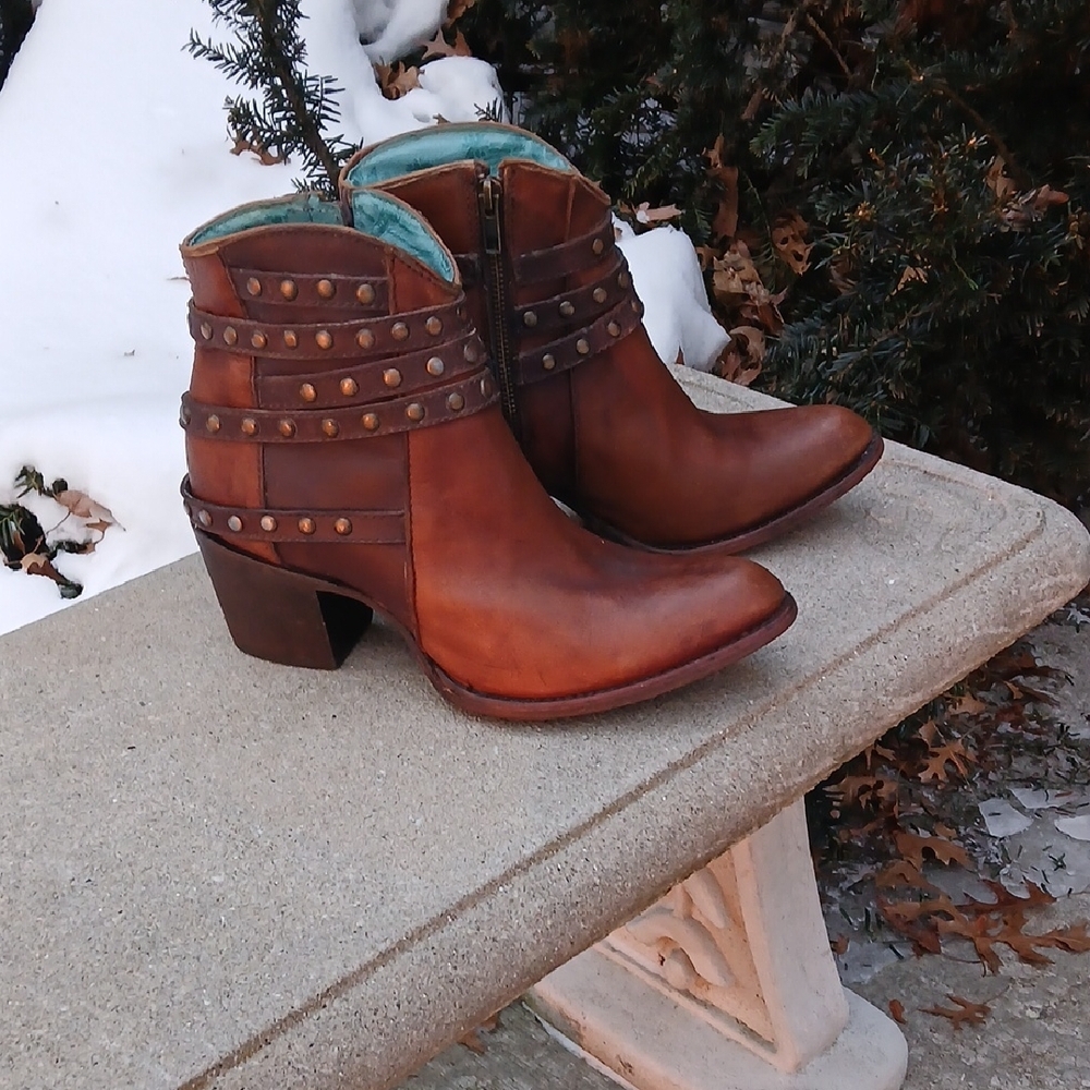 Corral Womens Studded Strap Ankle Boots Sz 9.5